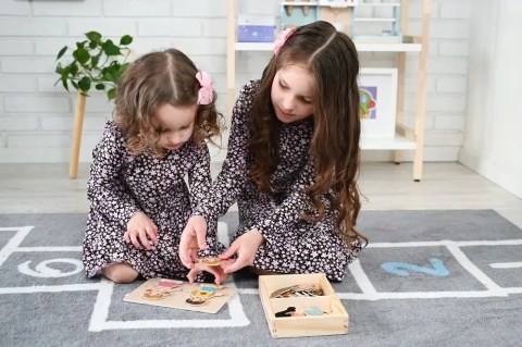 Drewniana ubieranka magnetyczna Adam Toys Dzieci świata - zabawa dziewczynek