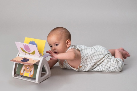 Sensoryczna książeczka grzechocząca i obracająca się Taf Toys  - zabawa na brzuszku