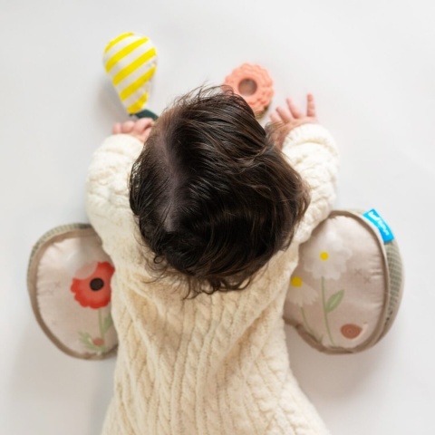 Ergonomiczna poduszka do zabawy na brzuszku Taf Toys panda - jak kłaść dziecko