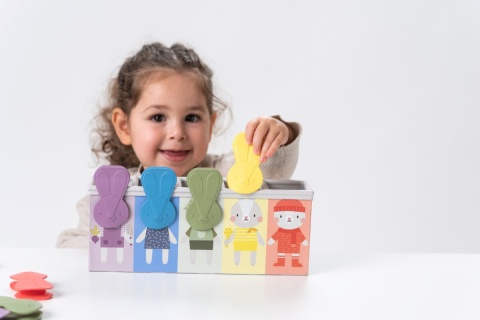Zabawka edukacyjna z klipsami Taf Toys Królicza zabawa  - zabawa dziewczynki