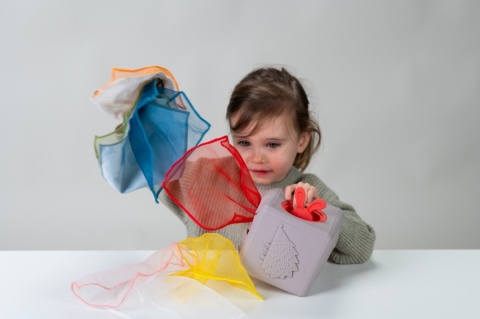 Pojemnik z wyskakującymi chusteczkami Taf Toys - zabawa dziecka