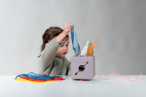 Pojemnik z wyskakującymi chusteczkami Taf Toys - kolorowe chusteczki