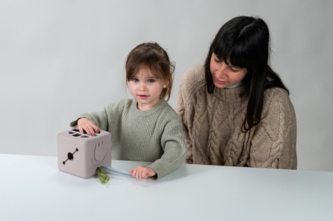 Pojemnik z wyskakującymi chusteczkami Taf Toys - zestaw