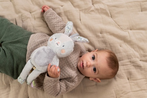 Muzyczny królik Rylee Taf Toys kojąca zabawka z melodią Brahmsa - zabawa