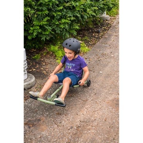 Czarny pojazd gokart napędzany nogami EzyRoller nogami EzyRoller