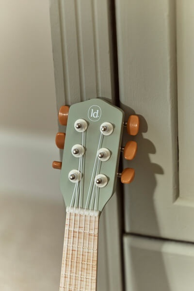 Drewniana gitara zielona Little Dutch Safari Friends - struny
