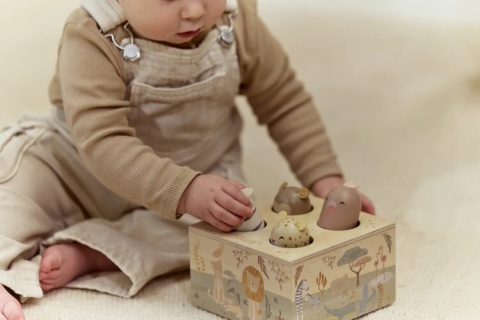 Drewniana zabawka pop-up Little Dutch Safari Friends - zabawa dziecka