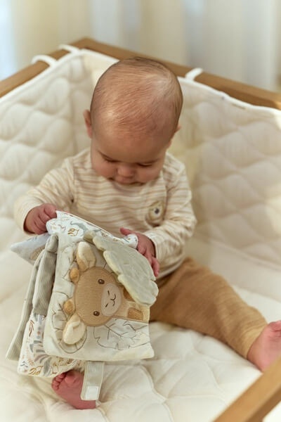 Duża książeczka sensoryczna Little Dutch Safari Friends - zabawa dziecka