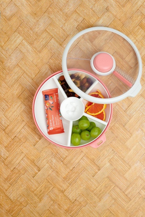 Koralowy duży pojemnik na przekąski GoBe Large Snack Spinner Coral Pink - otwarte