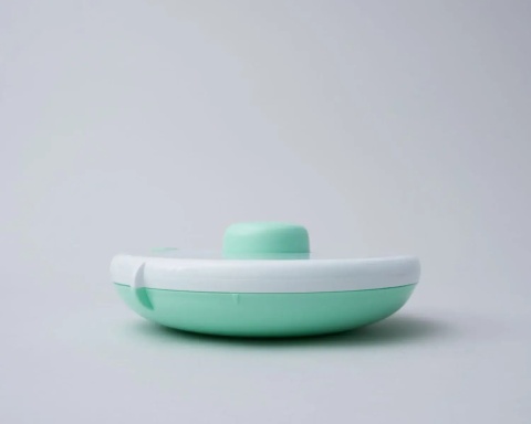 Miętowy pojemnik na przekąski GoBe Snack Spinner Mint Green - spód
