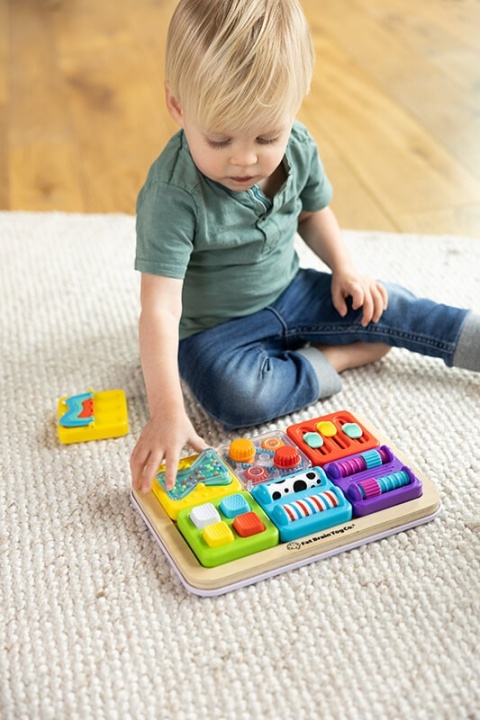 Sensoryczny kwadrat PlayTab Fat Brain Toys Co suwaki - zabawa