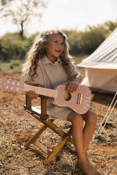 Drewniana gitara różowa Little Dutch Safari Friends - zabawa dziecka
