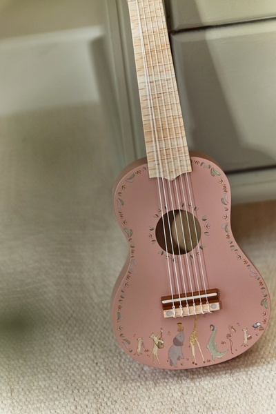 Drewniana gitara różowa Little Dutch Safari Friends - wzór