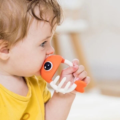 Gryzak uspokajający rybka 3w1 Mombella - wielkość