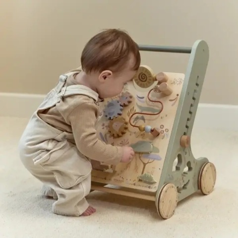 Drewniany chodzik edukacyjny Little Dutch Safari Friends - zabawa dziecka