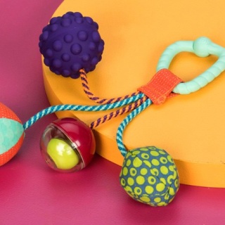 B.Toys Sounds So Squeezy – Gryzak z piłeczkami sensorycznymi