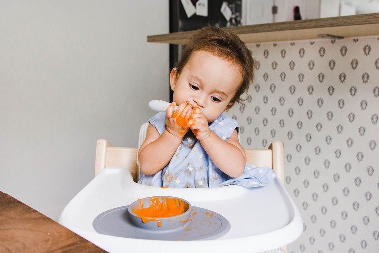 EZPZ Silikonowa łyżeczka Tiny Spoon 2 szt. pastelowa szarość EZPZ Silikonowa łyżeczka Tiny Spoon 2 szt. pastelowa szarość