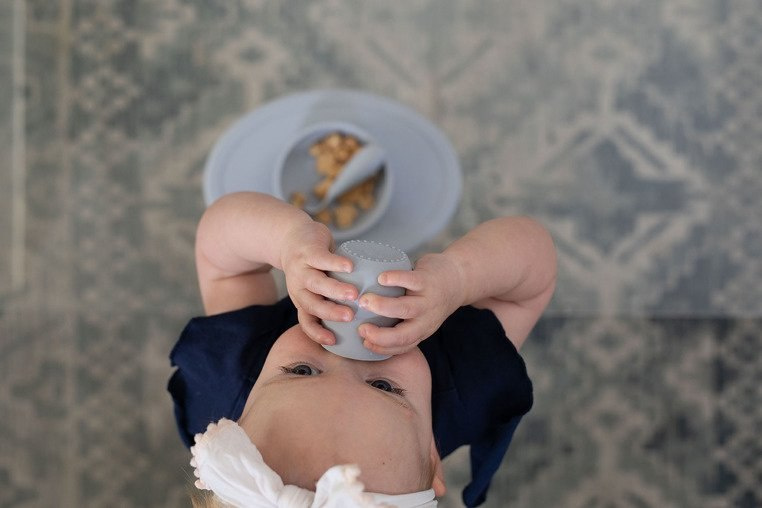 EZPZ Silikonowa łyżeczka Tiny Spoon 2 szt. pastelowa szarość EZPZ Silikonowa łyżeczka Tiny Spoon 2 szt. pastelowa szarość