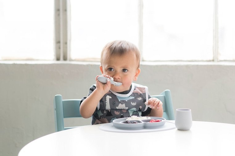 EZPZ Silikonowa łyżeczka Tiny Spoon 2 szt. pastelowa szarość EZPZ Silikonowa łyżeczka Tiny Spoon 2 szt. pastelowa szarość