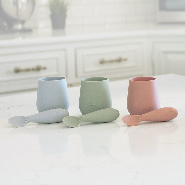 EZPZ Silikonowa łyżeczka Tiny Spoon 2 szt. pastelowy róż EZPZ Silikonowa łyżeczka Tiny Spoon 2 szt. pastelowy róż
