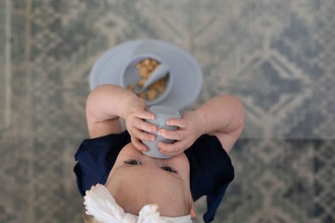 EZPZ Silikonowy kubeczek Tiny Cup pastelowa szarość EZPZ Silikonowy kubeczek Tiny Cup pastelowa szarość