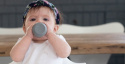 EZPZ Silikonowy kubeczek Tiny Cup szary 60 ml EZPZ Silikonowy kubeczek Tiny Cup szary 60 ml