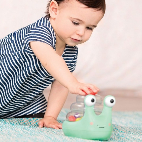Dziecko bawi się ślimakiem z tańczącymi kuleczkami od B.Toys
