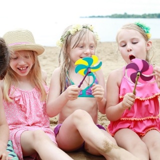 Wiaderko z akcesoriami do piasku B.Toys Sands Ahoy! – granatowe