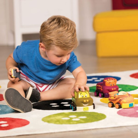 Chłopiec bawi się samochodzikami B.Toys Chłopiec bawi się samochodzikami B.Toys