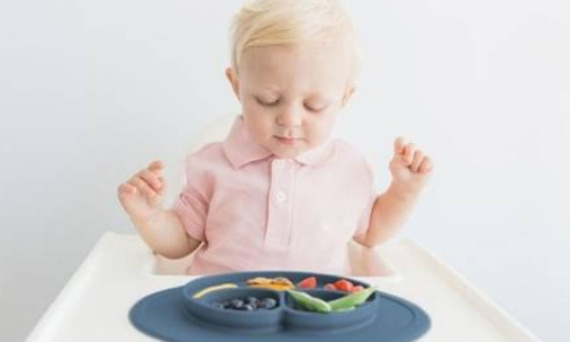 Wprowadzanie nowych pokarmów do diety dziecka.